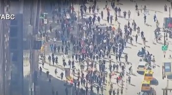 Manifestantes próximos do Central Park foram cercados por policiais de bicicletas e a pé; alguns foram detidos enquanto outros fugiram