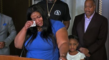 Roxie Washington fez um discurso emocionado nos Estados Unidos sobre a ação policial na morte do ex-segurança de 46 anos