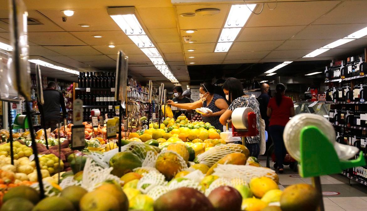 Projeto estimula supermercados em doações de alimentos sobressalentes