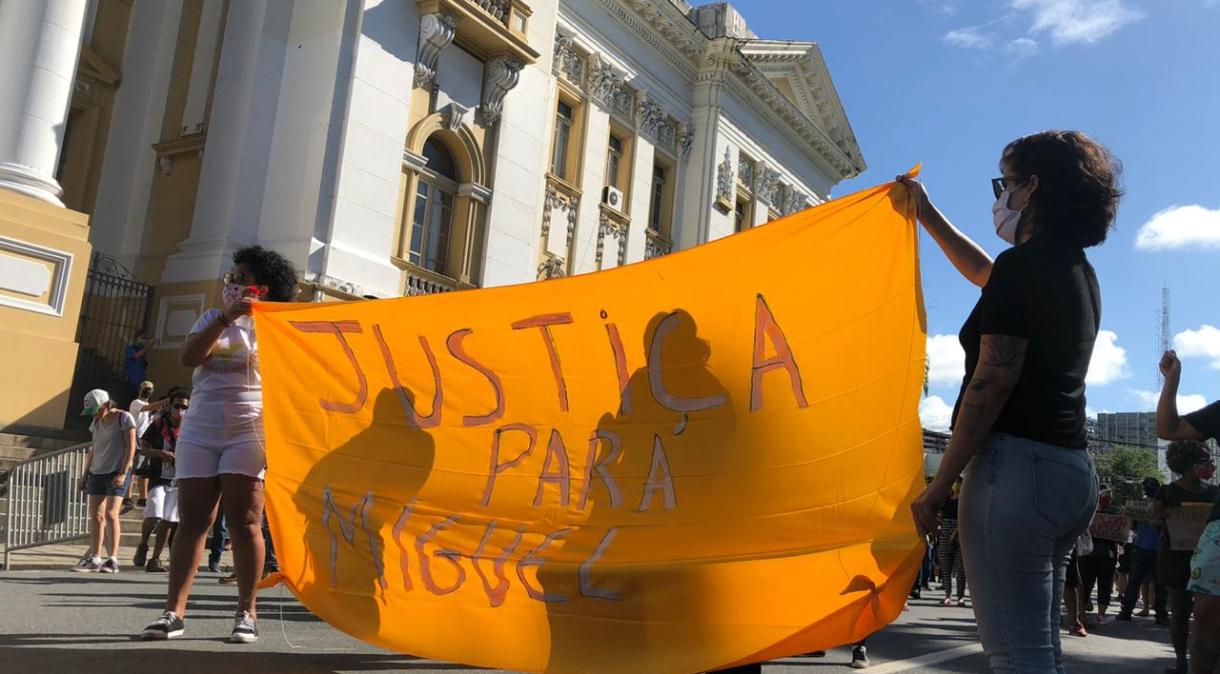 Manifestantes seguram faixa com os dizeres "Justiça para Miguel" em protesto pela morte do menino de 5 anos em Recife, capital de Pernambuco (05.jun.2020)
