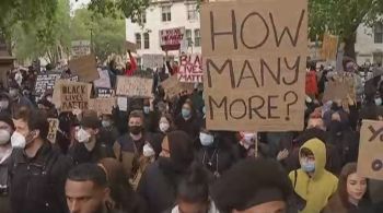Milhares de pessoas se encontraram na Praça do Parlamento com cartazes em apoio ao movimento Black Lives Matter