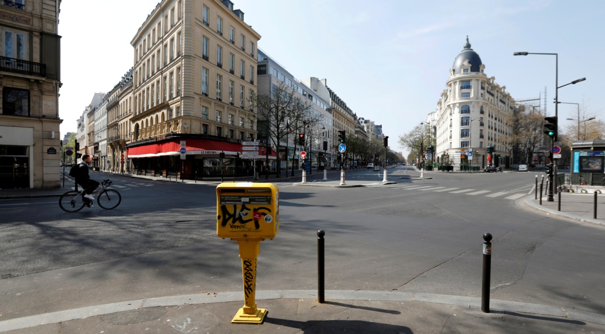 Ruas vazias em Paris durante quarentena do novo coronavírus
