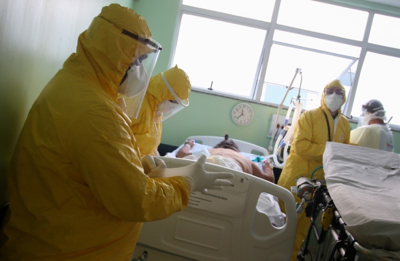 Enfermeiras preparam transferência do paciente em hospital de Santo André (SP)