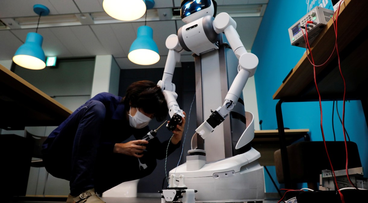 Robô "Ugo", da Mira Robotics, no laboratório da empresa em Kawaski