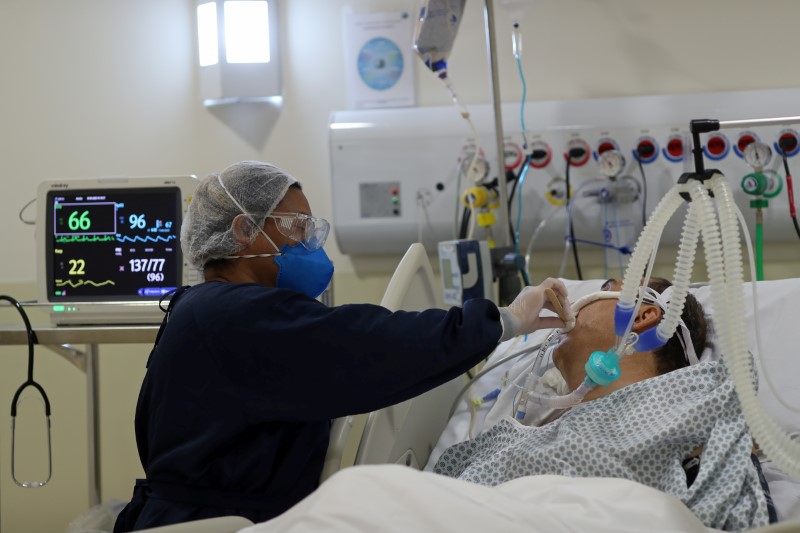 Enfermeira atende paciente com Covid-19 em hospital municipal em São Paulo