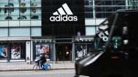 Adidas supera expectativas de lucro no primeiro trimestre, mas CEO alerta para “ano turbulento”