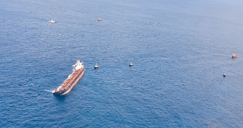 Embarcação está encalhada há mais de 3 meses na costa maranhense