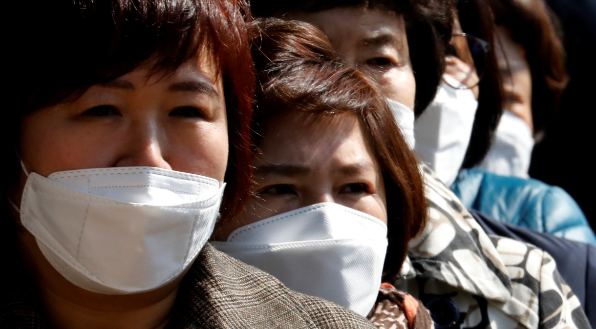 Sul-coreanas utilizam máscara de proteção contra o coronavírus
