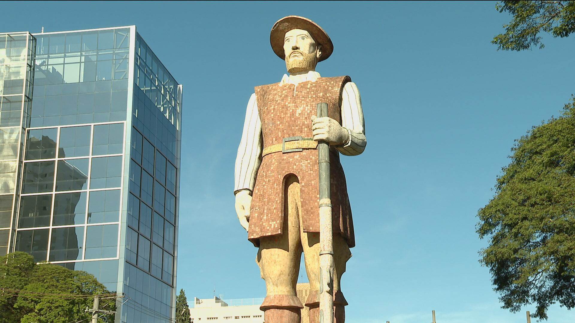 Estátua em homenagem ao bandeirante Borba Gato, na cidade de São Paulo (11.jun.2