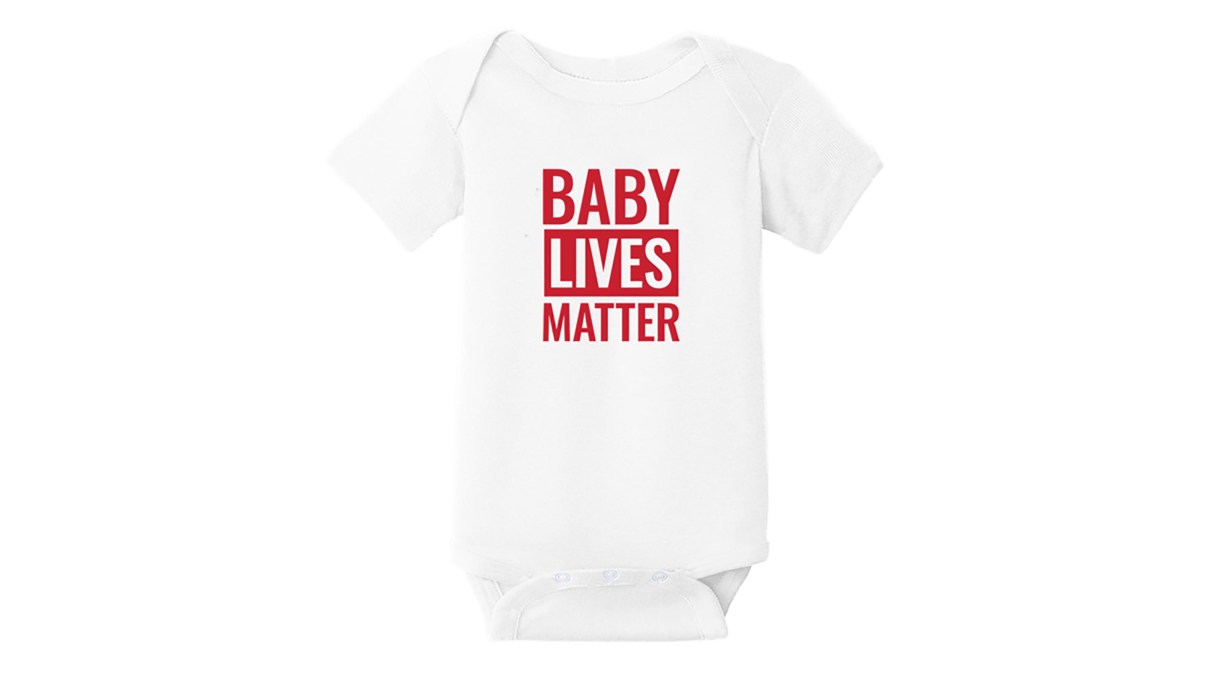 Campanha de Donald Trump comercializa em site macacão infantil com frase "Baby Lives Matter"