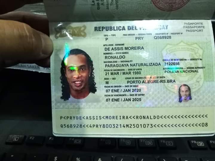 Passaporte paraguaio adulterado usado por Ronaldinho Gaúcho ao entrar no país; ele e o irmão foram detidos em hotel na região metropolitana de Assunção