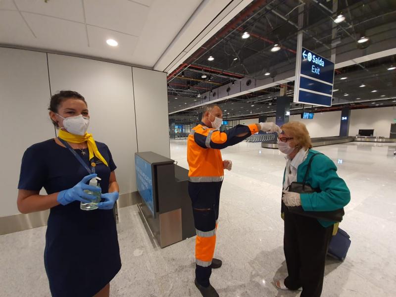 Passageiros que chegam a Florianópolis pelo aeroporto devem cumprir sete dias de restrição domiciliar