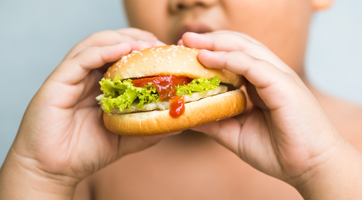 A quarentena durante a pandemia levou a um aumento no consumo de junk food e de carne vermelha entre as crianças, de acordo com um novo estudo