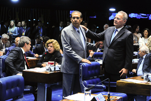 Os senadores Jader Barbalho (MDB-PA) e Renan Calheiros (MDB-AL) de pé no plenário do Senado