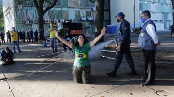 A PM usou gás de pimenta para dispersar um pequeno grupo que resistiu à ação