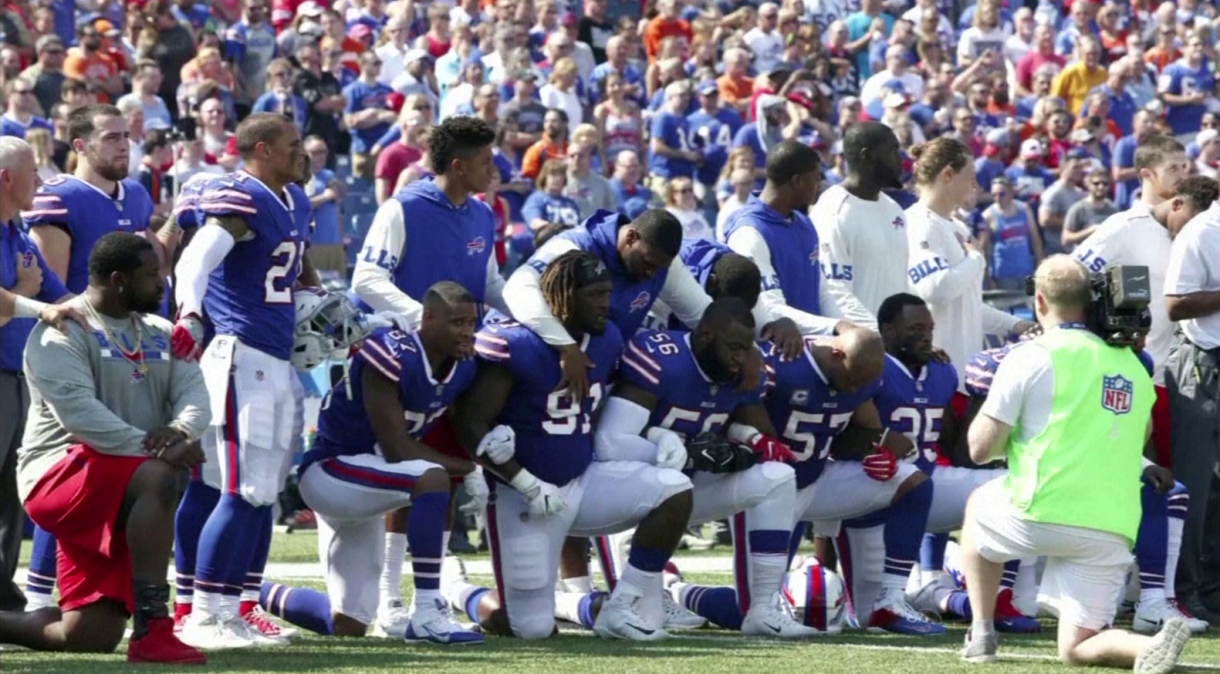 Jogadores do Buffalo Bills se ajoelham durante o hino dos EUA em partida contra o Denver Broncos em setembro de 2017; liga planeja tocar música considerada 'hino nacional negro'