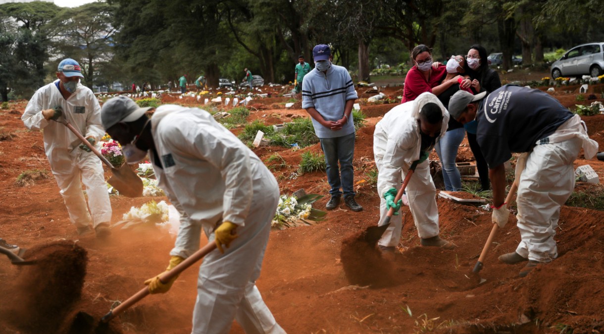 Vítimas da Covid-19 são enterradas em São Paulo; Fiocruz aponta queda de casos e mortes em 16 UFs