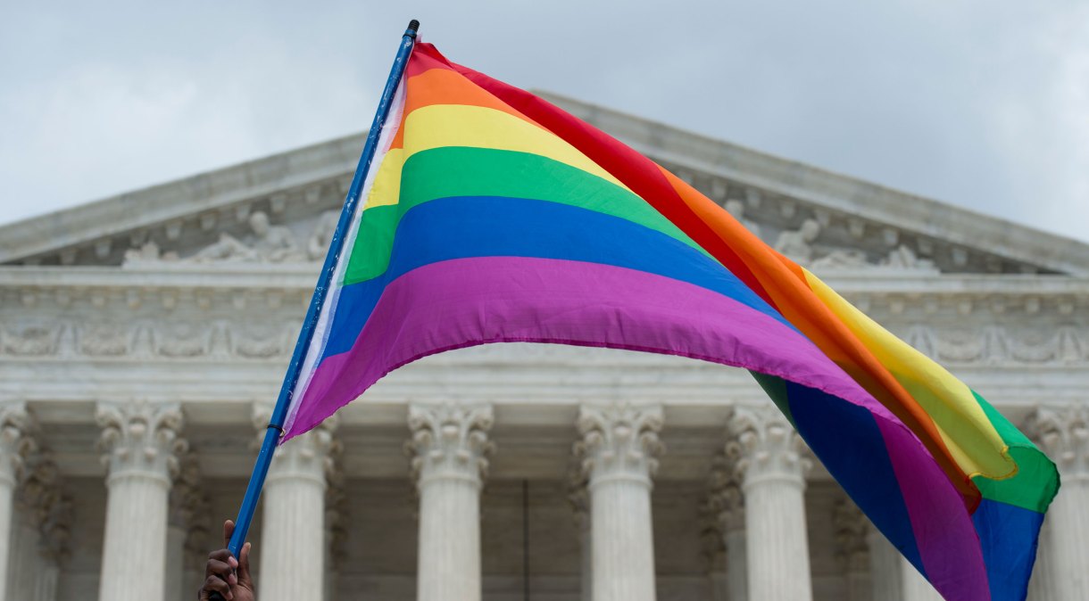 Bandeira LGBT durante ato em frente à Suprema Corte dos Estados Unidos