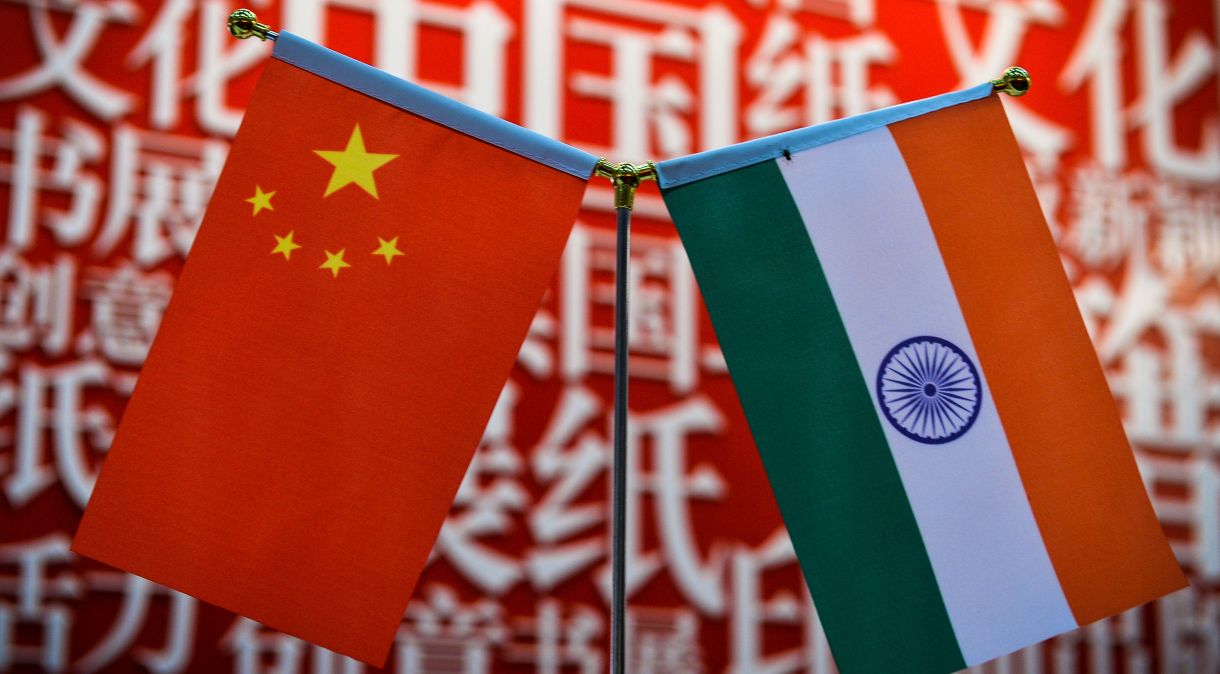 Bandeiras da China e da Índia na Feira Mundial do Livro, em Nova Déli