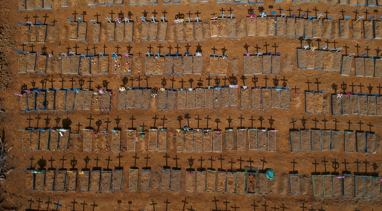Vista aérea de sepulturas em cemitério de Manaus, no Amazonas