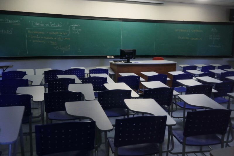 Sala de aula vazia em faculdade durante pandemia de coronavírus