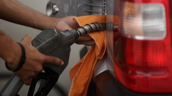 Para as refinarias, a gasolina passa a valer R$ 2,84 o litro, e o diesel, R$ 2,86