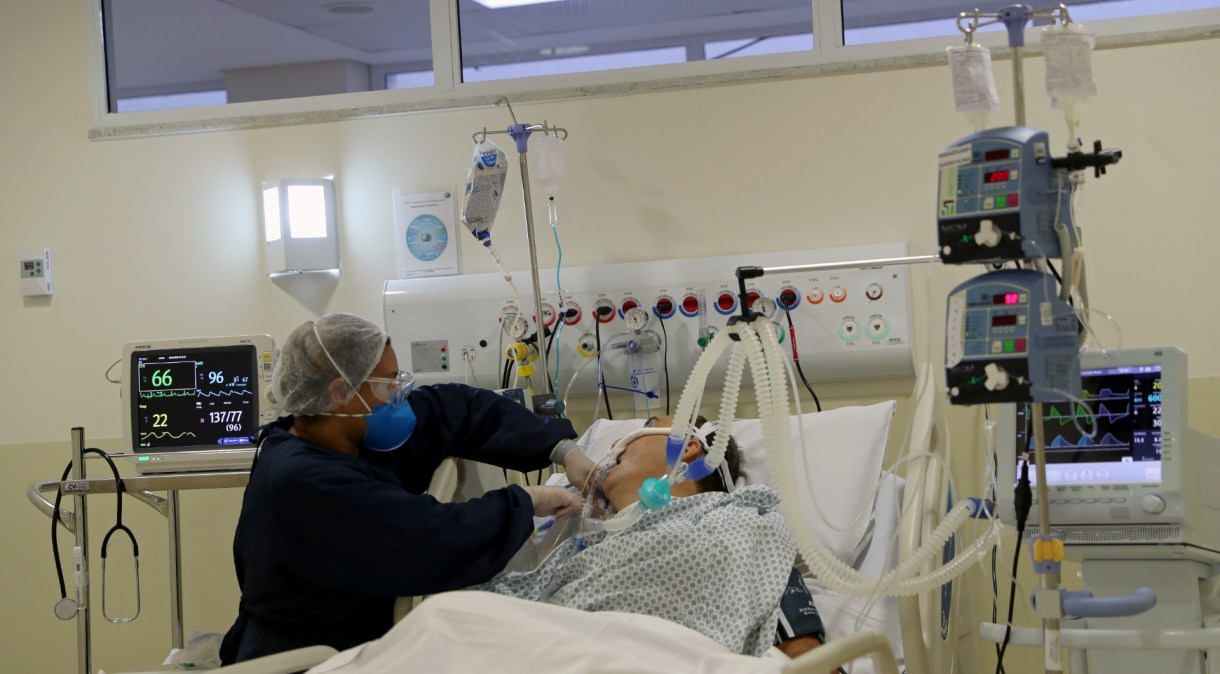 Enfermeira monitora paciente internado com Covid-19 