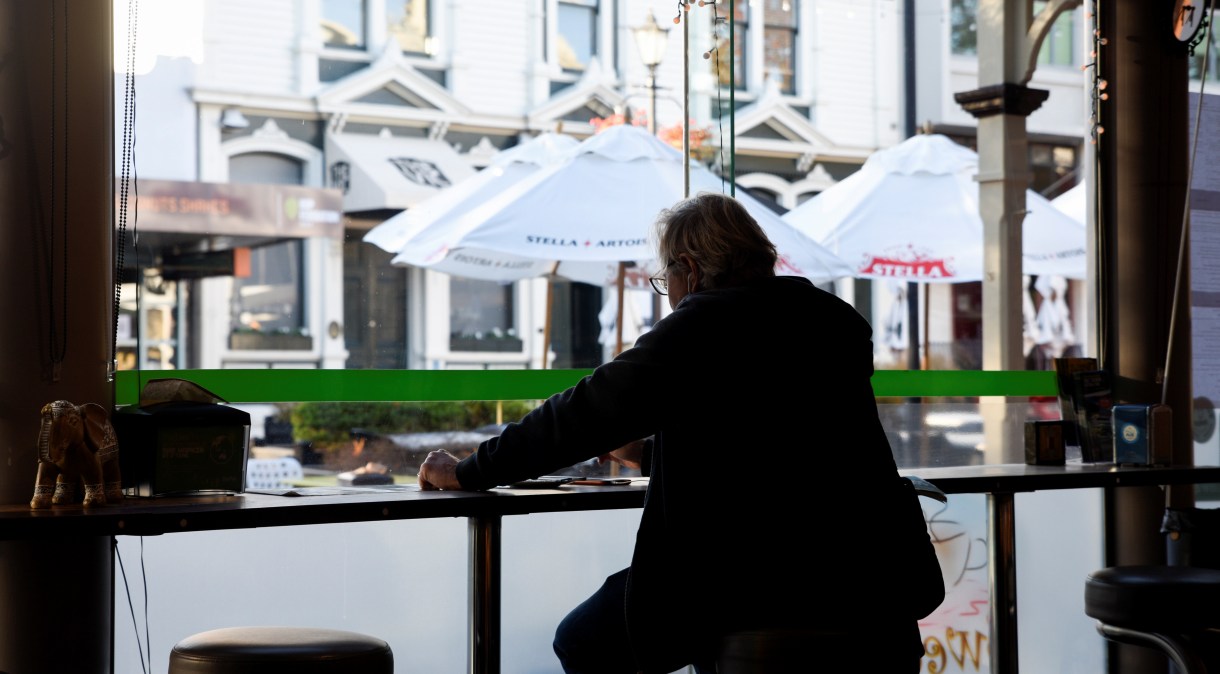 Homem aguarda pedido em café da Nova Zelândia após restrições domésticas serem suspensas (09/06/2020)