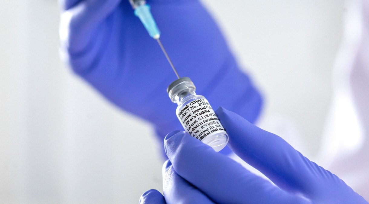 Frasco com potencial vacina contra Covid-19