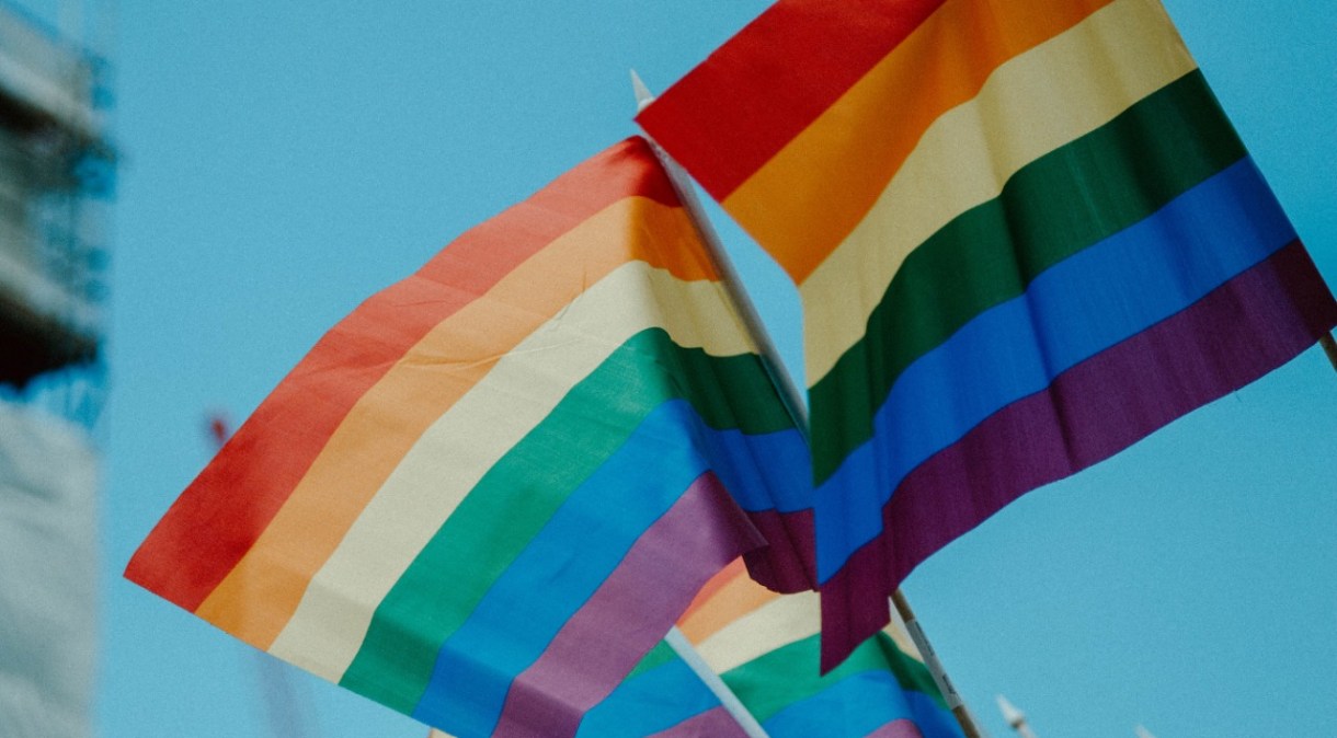 Estudo fez uma análise abrangente sobre a adoção de políticas inclusivas relacionadas a pessoas LGBT+ em empresas