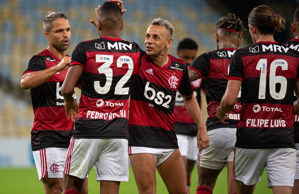 Jogadores do Flamengo festejam a vitória sobre o Bangu no retorno do futebol brasileiro após a paralisação pela pandemia