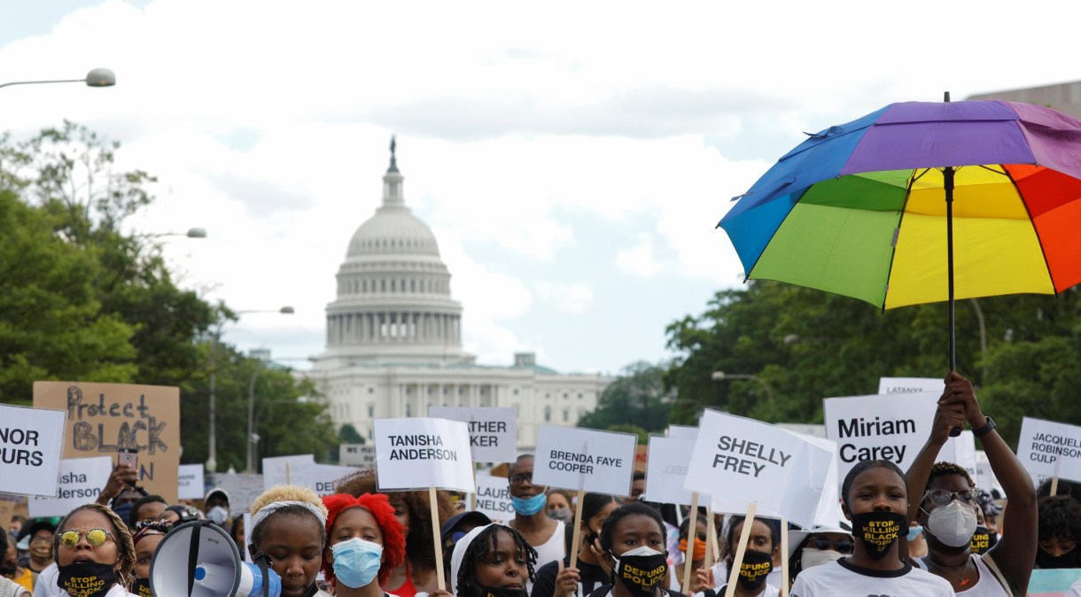 Manifestantes participam de marcha no Juneteenth, feriado do fim da escravidão negra, perto do Capitólio em Washington
