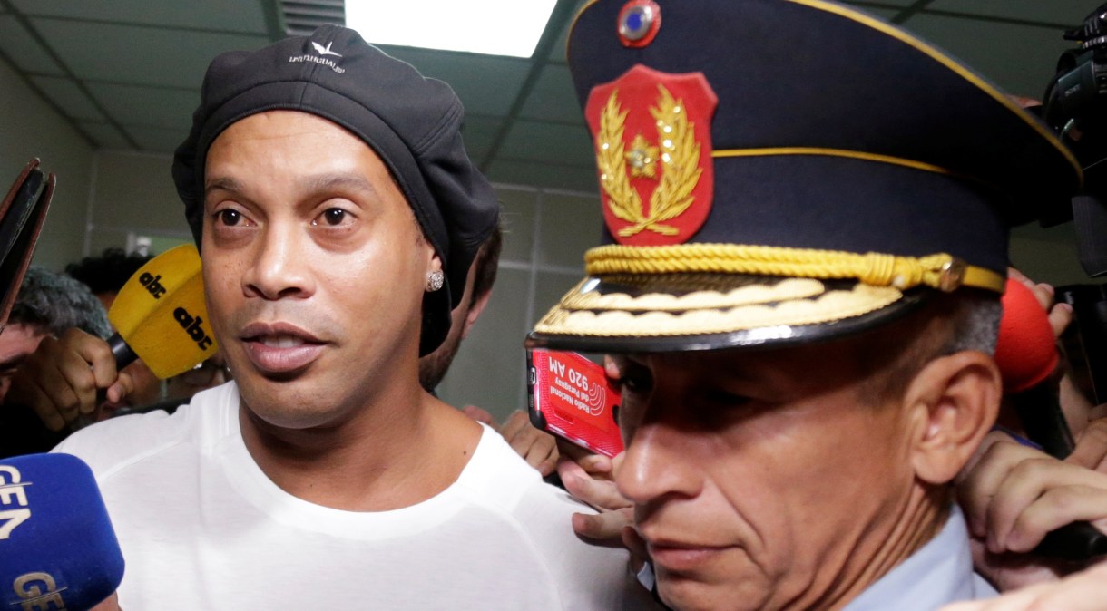 Ronaldinho deixa a Suprema Corte do Paraguai após depoimento (06.mar.2020)
