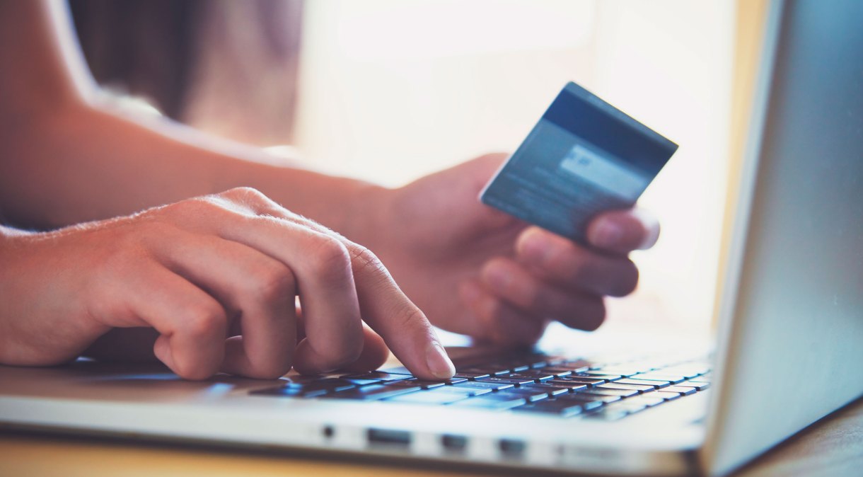 Pessoa preenche dados do cartão de crédito em computador (20.jun.2020)