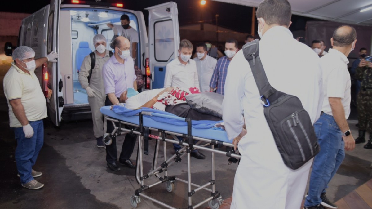 Paciente com Covid-19 sendo transferido para hospital de campanha de Roraima