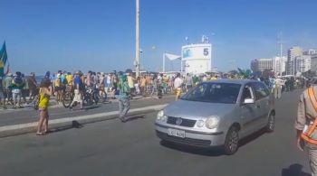 O ato reuniu cerca de 400 pessoas na praia de Copacabana, zona sul da capital fluminense