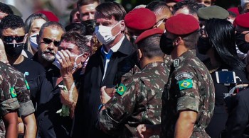 "A nossa missão, a missão das Forças Armadas, é defender a pátria, é defender a democracia", declarou o presidente no Rio