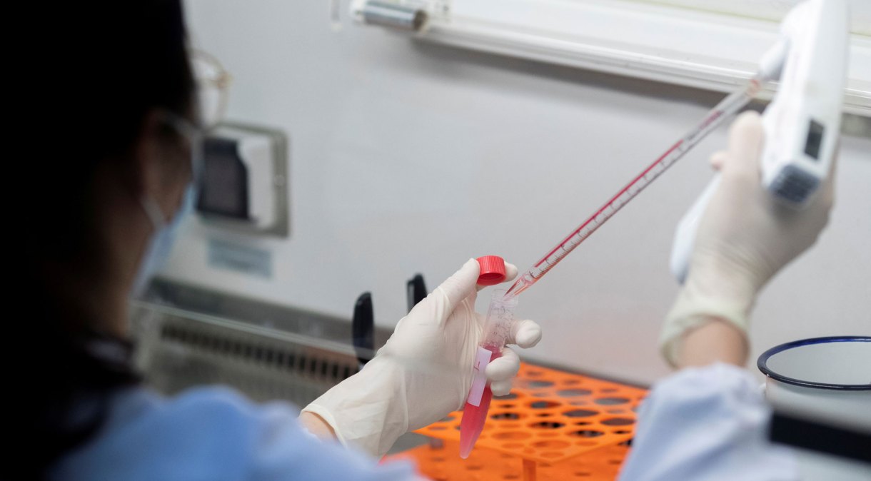 Funcionária trabalha em laboratório durante pesquisa sobre o novo coronavírus