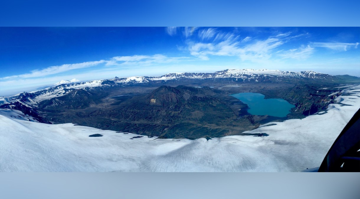 A cratera de 10 quilômetros de largura na ilha de Umnak, no Alasca, se formou durante a erupção do vulcão Okmok em 43 a.C. O evento causou algumas das condições climáticas mais extremas do Hemisfério Norte dos últimos 2.500 anos.