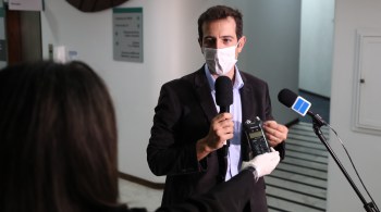 Em agosto, a Secretaria de Educação de São Paulo anunciou que as escolas adotariam material didático 100% digital; Renato Feder diz que recuou após perceber que "decisão não era correta"