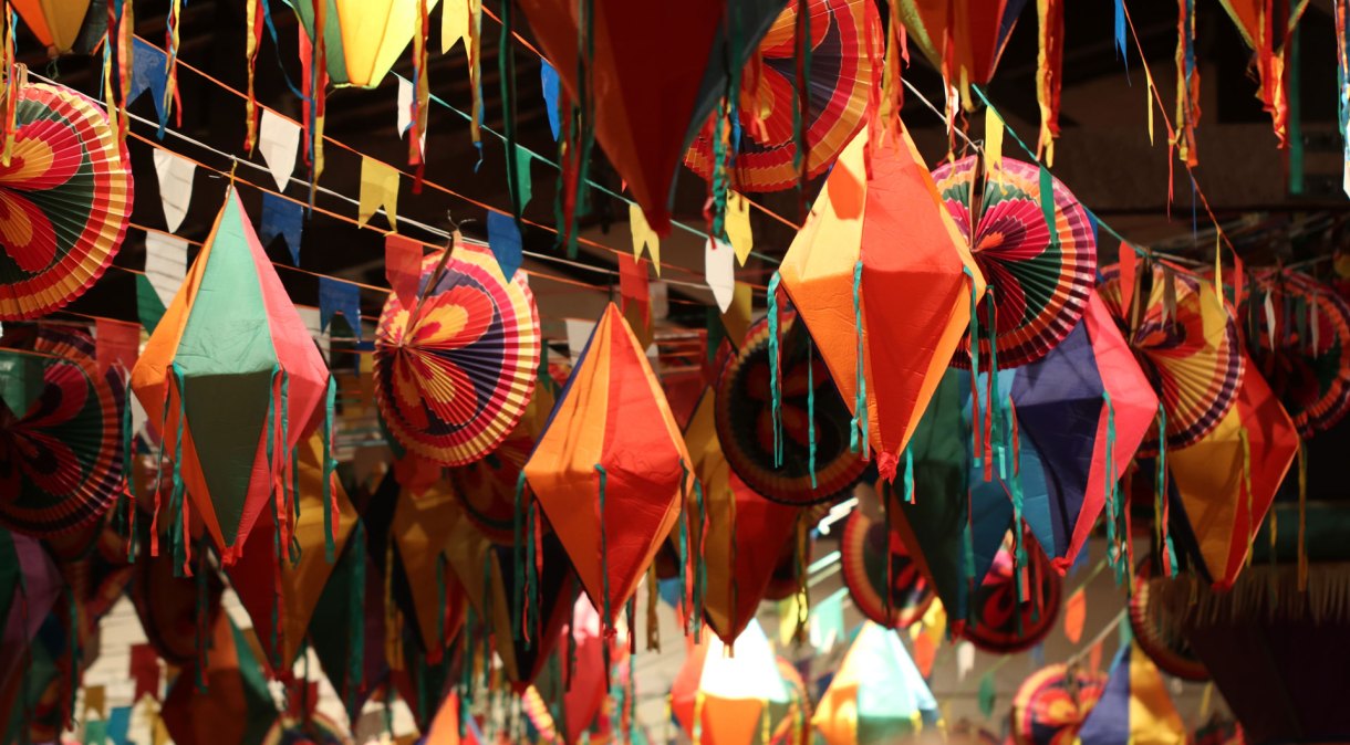 Decoração típica com bandeiras de festa junina