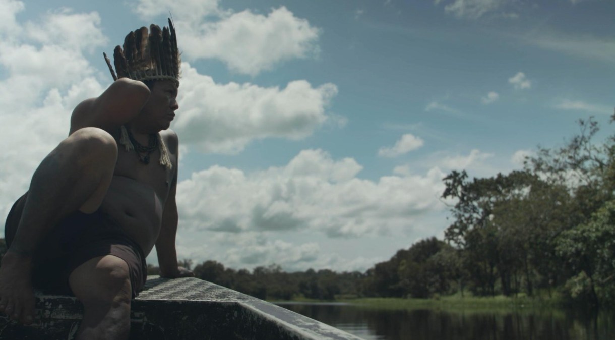 Índio navega por rio na Amazônia em imagem do segundo episódio de "Séries Originais"