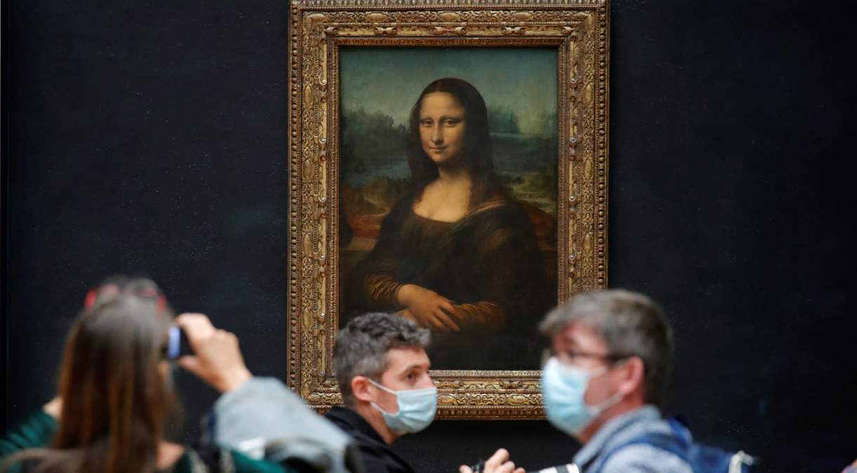 La Gioconda, mais conhecida por Mona Lisa, no Museu do Louvre, em Paris