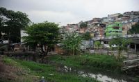 Moradores de favelas do RJ vivem até 29 anos menos que habitantes de áreas nobres, diz estudo