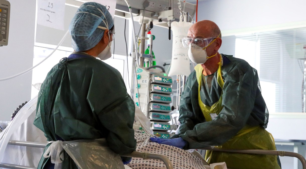 Paciente infectado com o novo coronavírus é tratado em hospital em Surrey, no Reino Unido