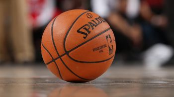 A liga de basquete se preocupa com falsos positivos entre os atletas