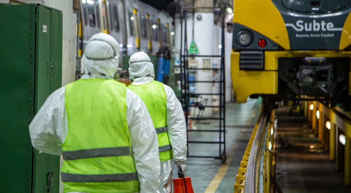 Funcionários com roupas de proteção sanitizam metrô de Buenos Aires