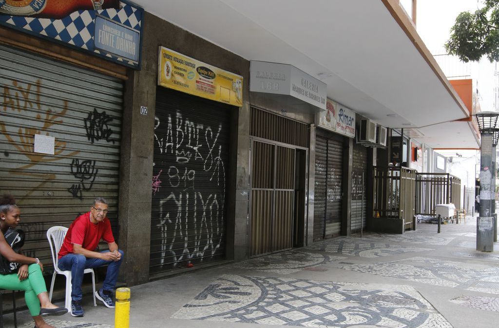 Rua com lojas fechadas no Rio: pandemia causa impacto financeiro na maior parte das empresas