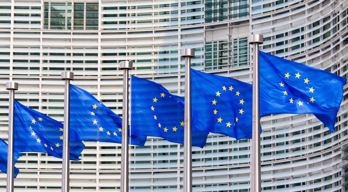 Bandeiras com o símbolo da União Europeia, bloco que reúne 19 países da zona do euro