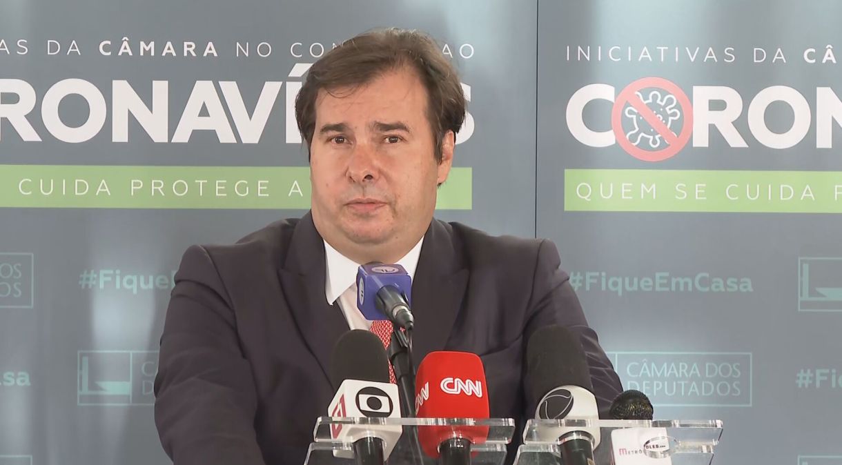 O presidente da Câmara dos Deputados, Rodrigo Maia (DEM-RJ), fala aos jornalistas